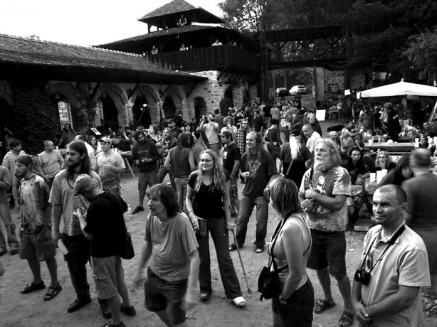 Publikum na nádvoří Skalákova mlýna, Konec léta - festival Napříč v roce 2007, foto © Fido Publikum na nádvoří Skalákova mlýna, Konec léta - festival Napříč v roce 2007, foto © Fido