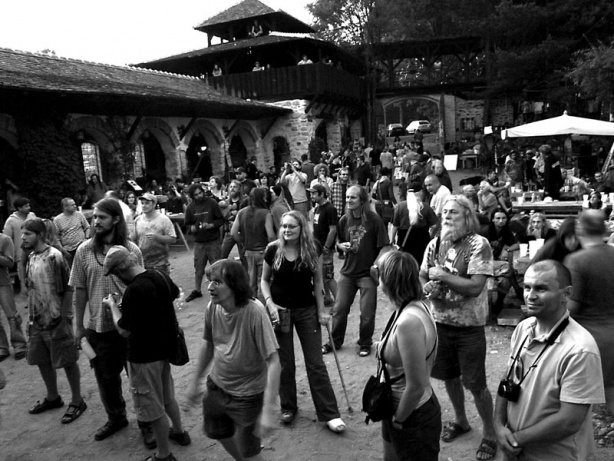 Publikum na nádvoří Skalákova mlýna, Konec léta - festival Napříč v roce 2007, foto © Fido Publikum na nádvoří Skalákova mlýna, Konec léta - festival Napříč v roce 2007, foto © Fido