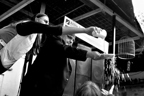 Polévání desky pivem. Kolben - Kavlík and Friends, křest CD Žití strůjce. Festival Napříč, Skalákův mlýn, srpen 2016. Foto Maryen
