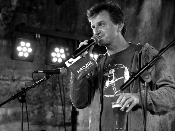 Martin Kozlovský uvádí CD nejlepší brněnské alternativy - Hrozně, Krákor 2013, foto © Vladimír Sabo
