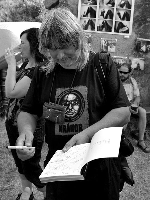 Krákor 2014, Ostopovice u Brna. An Anus při anarchistické autogramiádě knihy Krákor - Kronika. Foto Vladimír Sabo.