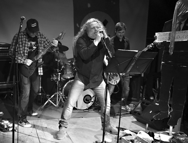 Vepřovská Stará dobrá ruční práce s majorem Zemanem vpravo. LES 2015, 28. listopadu, Brno, klub Paradox. Foto Zdenek Vykydal Vepřovská Stará dobrá ruční práce s majorem Zemanem vpravo. LES 2015, 28. listopadu, Brno, klub Paradox. Foto Zdenek Vykydal