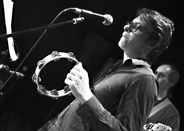 Ivo Štefan při své brněnské premiéře v čele Skrytého půvabu byrokracie. LES 2015, 28. listopadu, Brno, klub Paradox. Foto Zdenek Vykydal Ivo Štefan při své brněnské premiéře v čele Skrytého půvabu byrokracie. LES 2015, 28. listopadu, Brno, klub Paradox. Foto Zdenek Vykydal