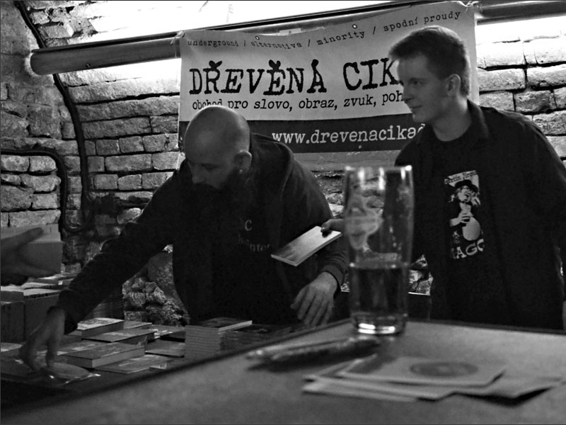 Dřevěná cikáda, Fido a Eric. Les - Krákor retrospektiva, 29. a 30. listopadu 2013, Brno - klub Boro, foto Maryen