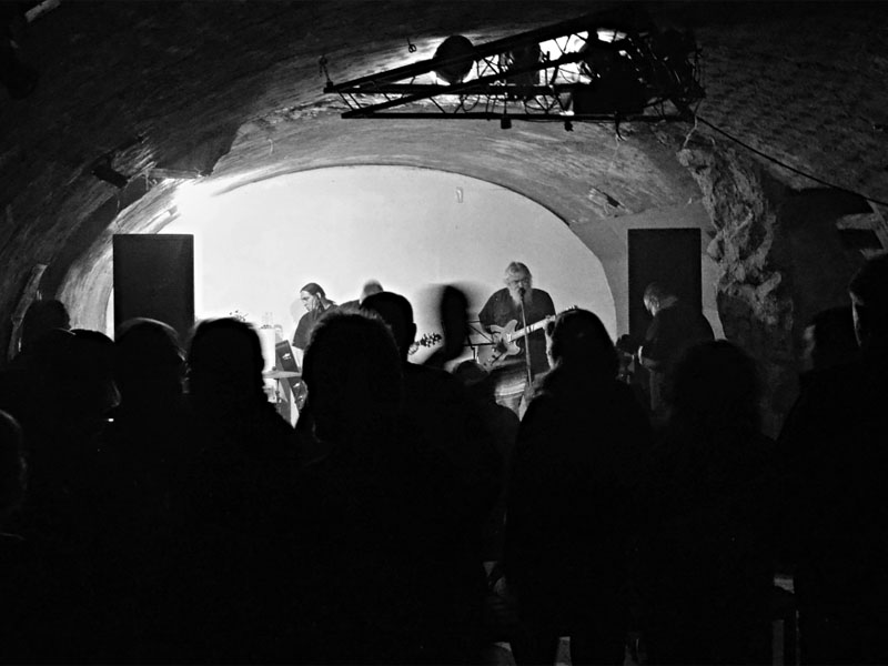 Posluchači Nic Moc Kvintetu pod sondou Saturn III. Les - Krákor retrospektiva, 29. a 30. listopadu 2013, Brno - klub Boro, foto Maryen