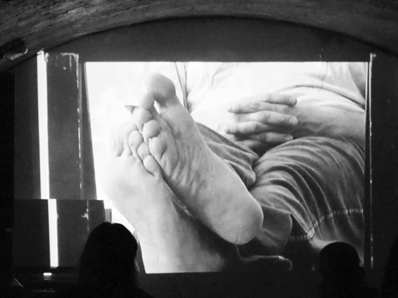 Záběr ze skvělého filmu Proč nechodím do kina. Les - Krákor retrospektiva, 29. a 30. listopadu 2013, Brno - klub Boro, foto Maryen