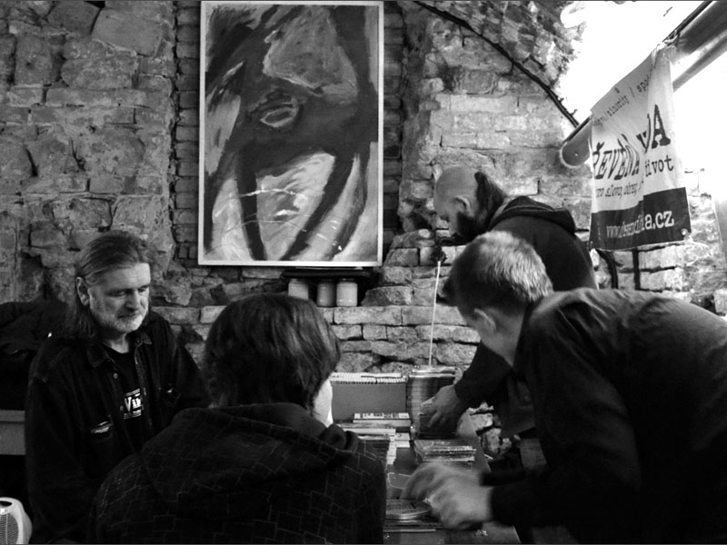 Úplný začátek, kompletujeme Oběšeného Petra. Záviš podepisuje. Les - Krákor retrospektiva, 29. a 30. listopadu 2013, Brno - klub Boro, foto Maryen