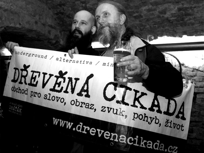 Živá reklama na Dřevěnou cikádu. Fido a Ťovajz. Potulný dělník 2013, Brno - Boro. Foto © Arnošt Zukal