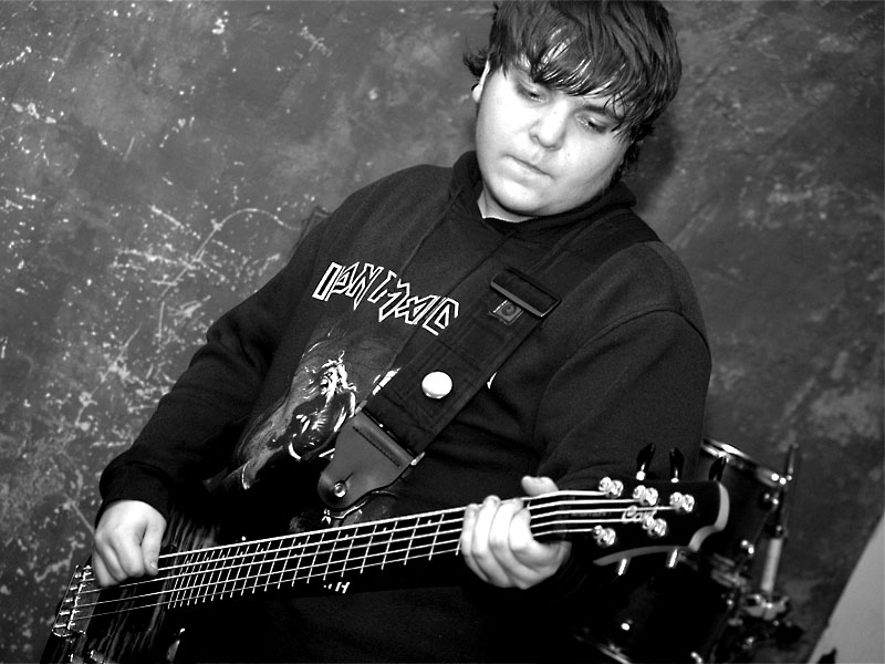 Sedmnáctiletý basák kapely Vlna. Potulný dělník 2013, Brno - Boro. Foto © Arnošt Zukal