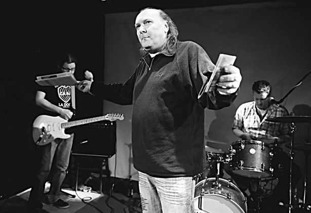 Festival spodních proudů, Brno-Paradox, Velký pátek, 25. března 2016. Ivoš Krejzek uvádí do dvěta noviny Ušia  Vítr a debut kapely Sounds of Occupation. Foto Zdeněk Vykydal