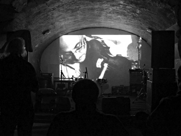 Projekce dokumentu Deset let Ears&Wind Records. Homér's Memorial, 10.-11. ledna 2014, klub Boro, Brno. Foto © Maryen