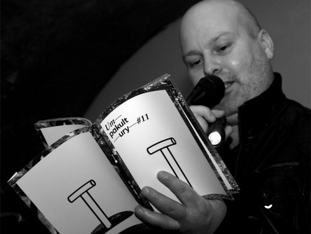 Marek Sobola čte z Umu pakultury 11. Homér\'s Memorial, 10.-11. ledna 2014, klub Boro, Brno. Foto © Arnošt Zukal