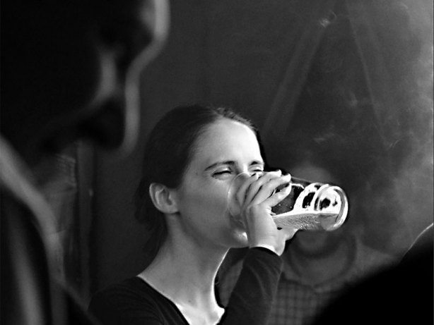 Jana Orlová se připravuje na křest. Les - Krákor retrospektiva, 29. a 30. listopadu 2013, Brno - klub Boro, foto Maryen