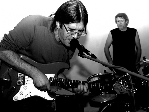 Jemná alternativa tentokrát ve třech - Hynkovy zámky. Potulný dělník 2013, Brno - Boro. Foto © Arnošt Zukal