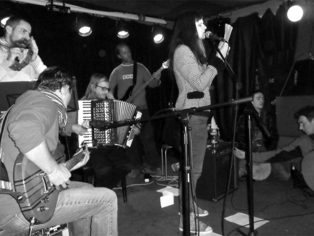 Jamovali všichni, kdo se nevešel na fotku - ten se nevešel na fotku. Klub 77, Banská Bystrica, 28. září 2013.  Foto © Ivoš Krejzek